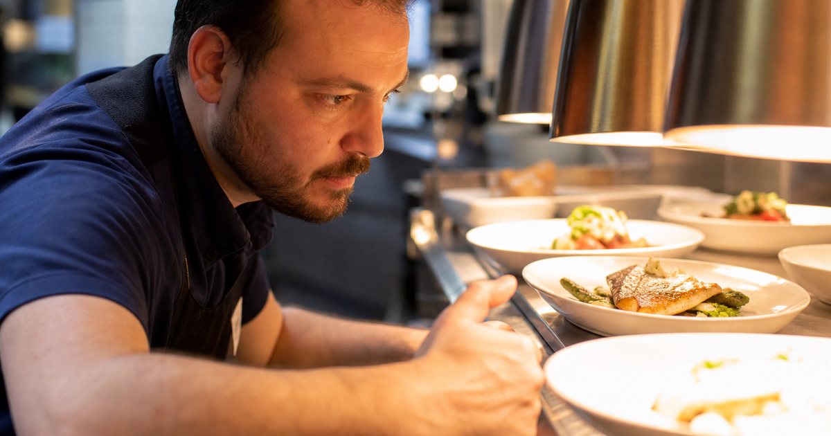 Why does the expo pass fall apart during a busy dinner rush?