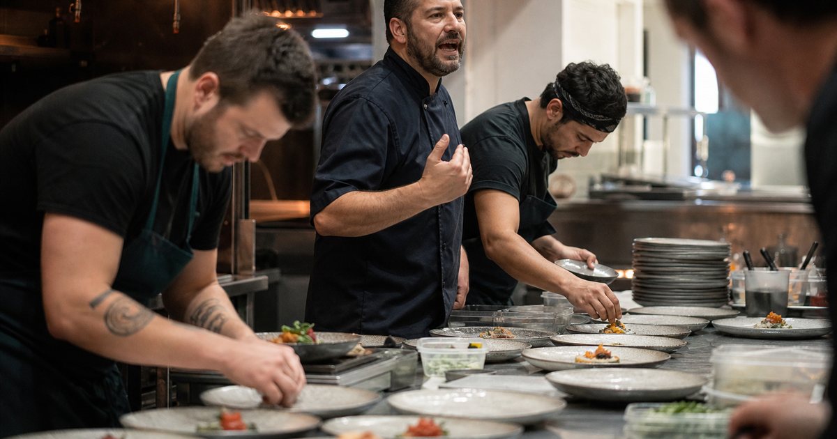 When should the expediter fire the entrees for a large party?