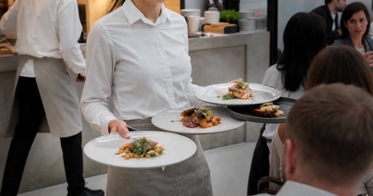 What is the best way to pace courses so a table eats together?